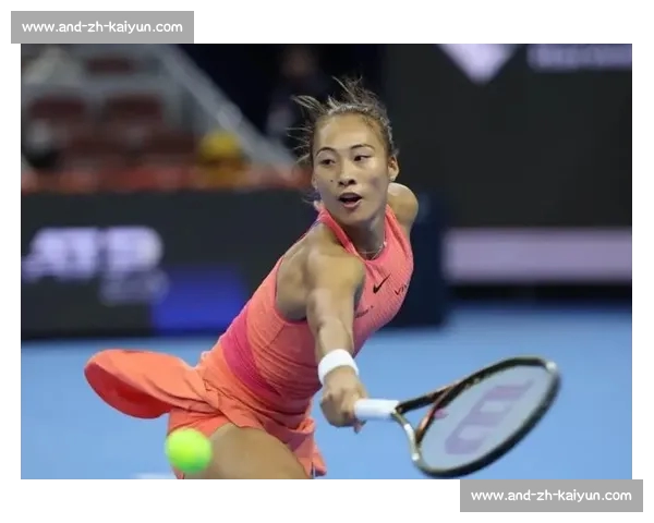 郑钦文教科书级放小球戏耍阿尼西莫娃，决胜盘关键分引爆全场！